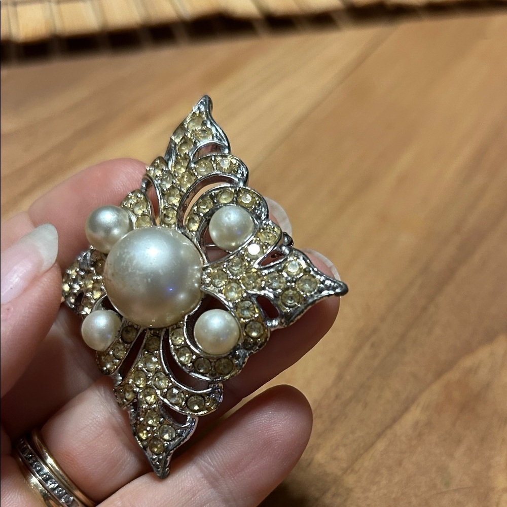 Sarah Coventry Silvertone Rhinestone Faux Pearl Large Diamond Brooch Pin Vintage - Picture 3 of 6